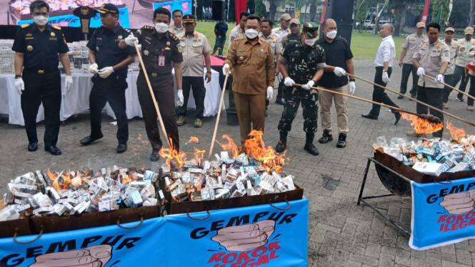 Pemusnahan rokok dan minuman alkohol ilegal di Gresik.