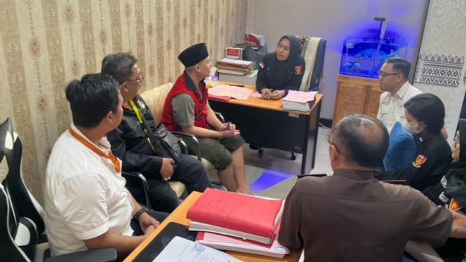 Tersangka Alvi Maulana (berkopiah) di Kejari Mojokerto.