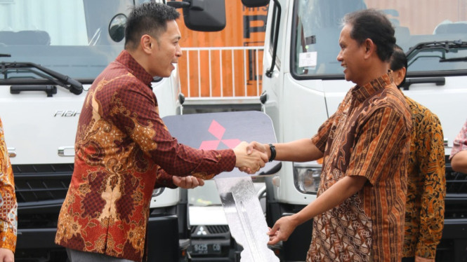 Seremonial penyerahan unit truk Mitsubishi
