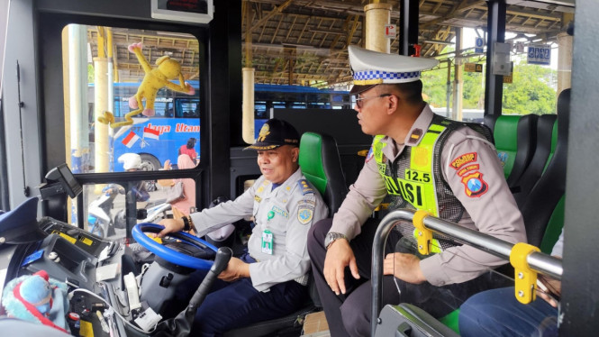 Pengecekan Rem Bus di Terminal Bunder.
