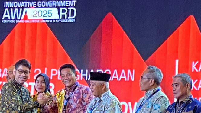 Bupati Sidoarjo Subandi saat menerima penghargaan IGA Award.