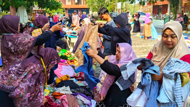 Bazar Barbeku SD Alam Al Izzah Krian Sidoarjo.