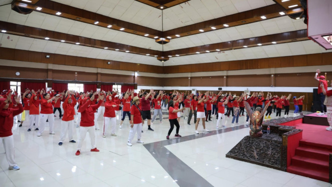 Senam lansia lintas agama di Untag Surabaya.