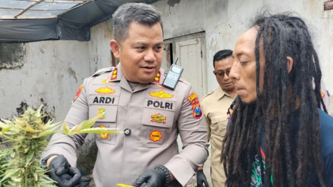 AKBP Ardi Kurniawan bersama pelaku R