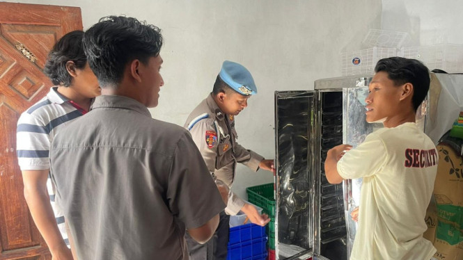 Polisi Mengecek Mesin Pengering Ompreng Meledak.