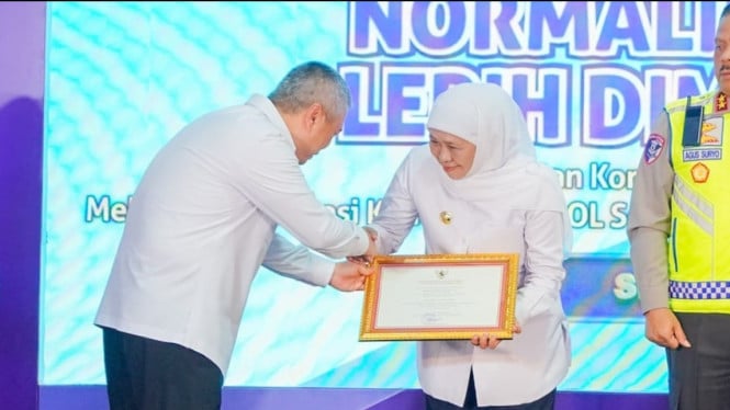 Gubernur Khofifah terima penghargaan dari Menteri Perhubungan RI.