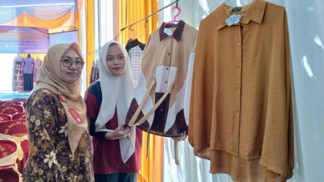 Yusfina Nur Fitriah (kiri) bersama siswi SMK PGRI Sukodadi