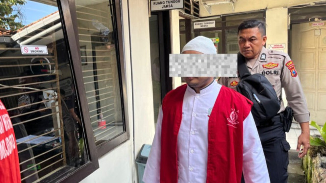 Terdakwa sopir truk pemerkosa anak tiri di PN Mojokerto.