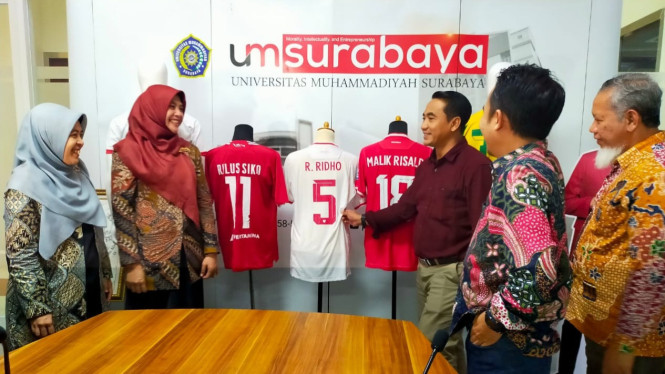 Lelang jersey 14 atlet Timnas oleh UM Surabaya (Umsura).