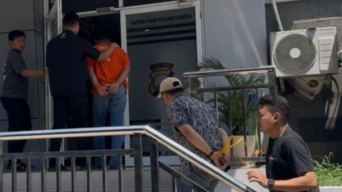 Aparat Polres Gresik saat menangkap pembuat aplikasi matel.