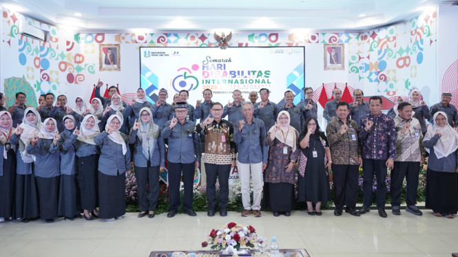 Kadindik Jatim Aries Agung Paewai bersama Pokja Pendidikan Inklusif.