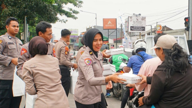 Jum'at Berkah Polresta Sidoarjo bagikan 3.000 nasi kotak.