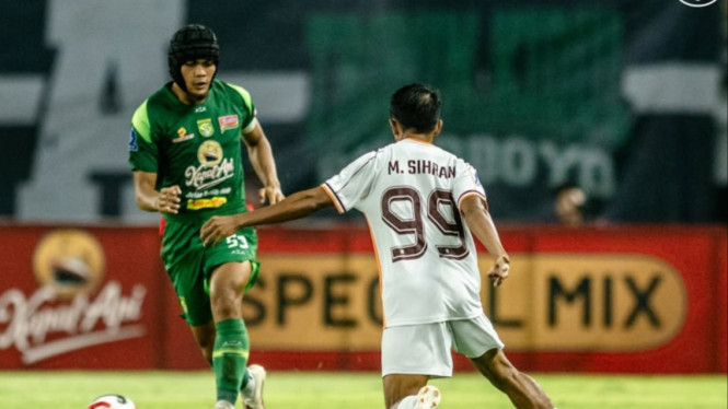 Bek Persebaya Rachmat Irianto saat melawan Borneo FC.