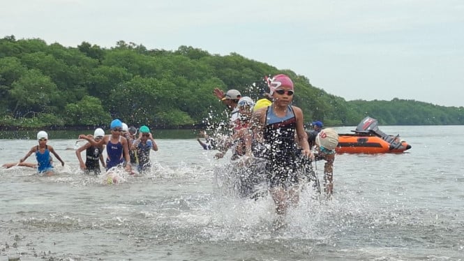 Peserta Baluran Cross Aquathlon 2025 di Pantai Bilik Sijile.