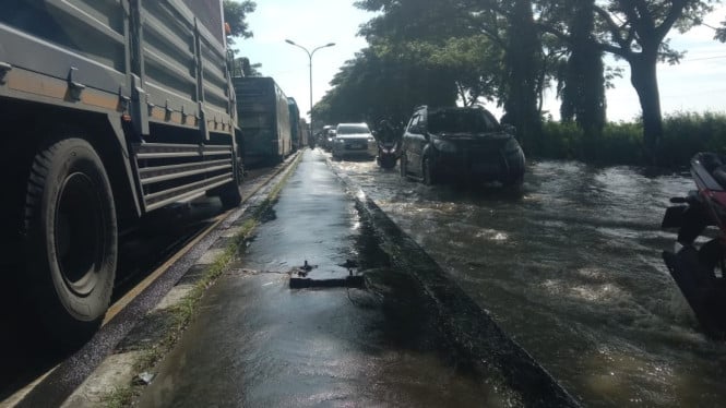 Jalan Nasional Lamongan Terendam Air.