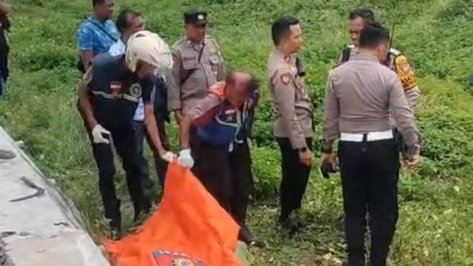 Petugas mengevakuasi korban kecelakaan kereta api di Mojokerto.