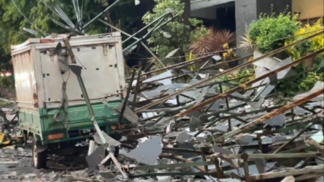 Gapura Pemkab Lamongan roboh diterjang angin kencang.
