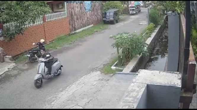 Pelaku terekam CCTV saat melarikan motor korban.