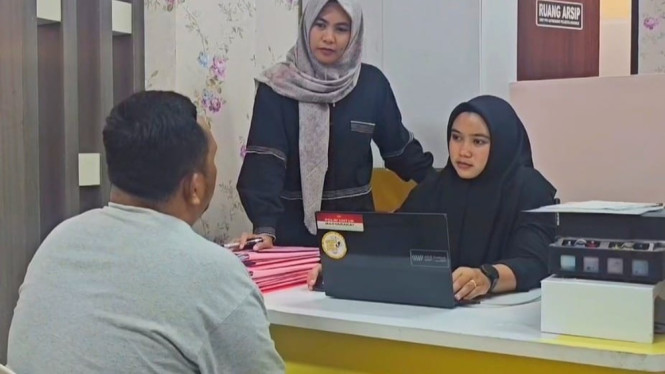Pelaku saat diminta keterangan di PPA Polresta Sidoarjo.