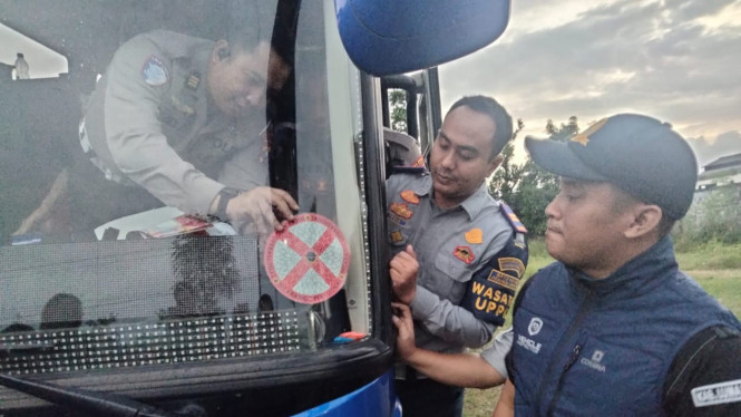 Petugas melakukan ramp check bus