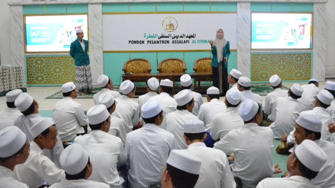Diskusi dengan santri dalam kegiatan Campus Expo IAF Surabaya.