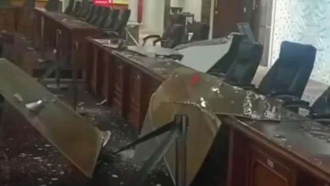 Atap ruang paripurna DPRD ambrol