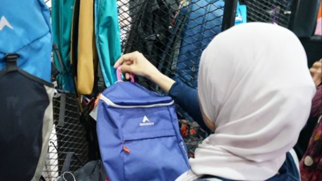 Pengunjung Store Eiger.