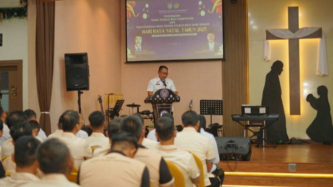 Pemberian remisi kepada napi Lapas Kelas I Surabaya saat Natal.