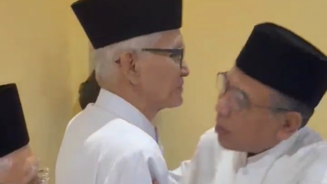 Kiai Miftachul Akhyar dan Gus Yahya bermaaf-maafan di Ponpes Lirboyo.
