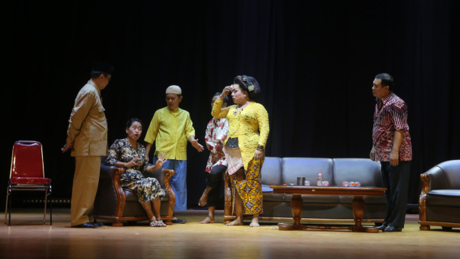 Adegan dalam pementasan di Balai Budaya Surabaya.