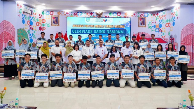 Kadindik Jatim bersama pelajar peserta olimpiade sains nasional.