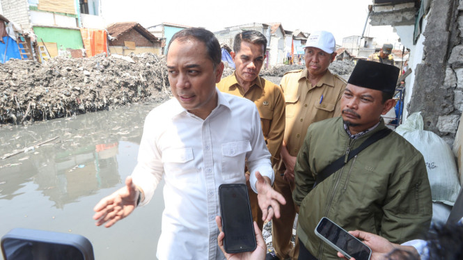 Sidak Normalisasi Sungai Eri Cahyadi.