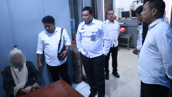 Petugas memeriksa wanita penyelundup narkotika ke Lapas Mojokerto.