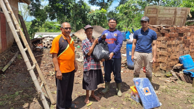Rumah Rusak Tertimbun Longsor.