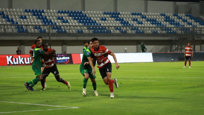 Derbi Suramadu di Stadion Ratu Pamelingan.