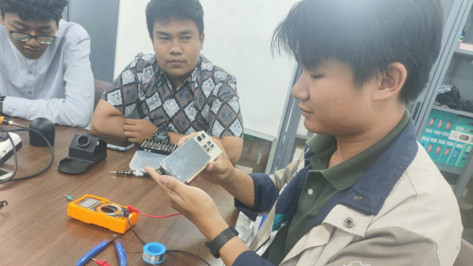 Tim TBCare ITS saat Proses Fabrikasi