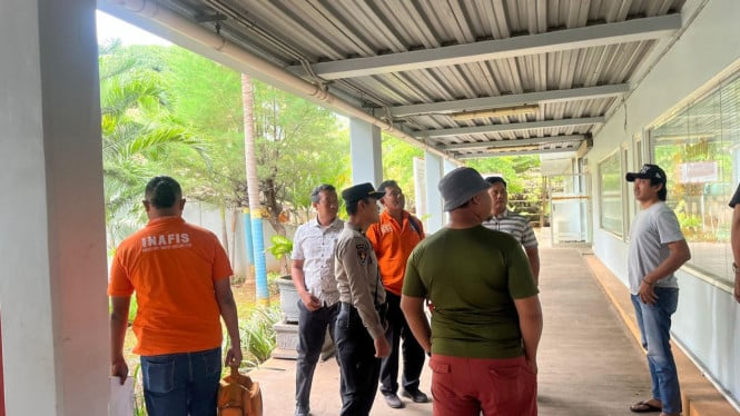 Polisi saat melakukan penyelidikan