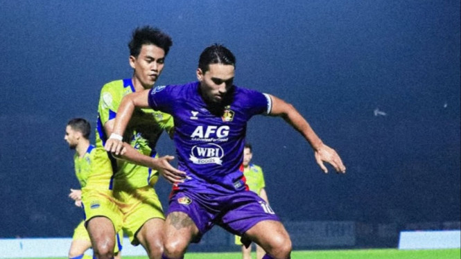 Ezra Walian Dikawal Pemain Persib.