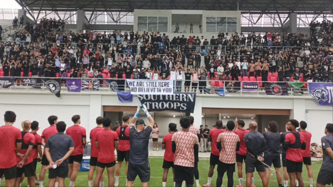 Dukungan Persikmania di sesi latihan pemain jelang lawan Arema FC.