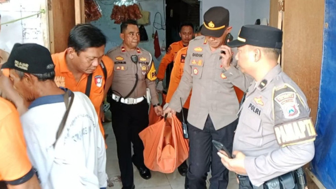 Petugas kepolisian mengevakuasi jenazah korban
