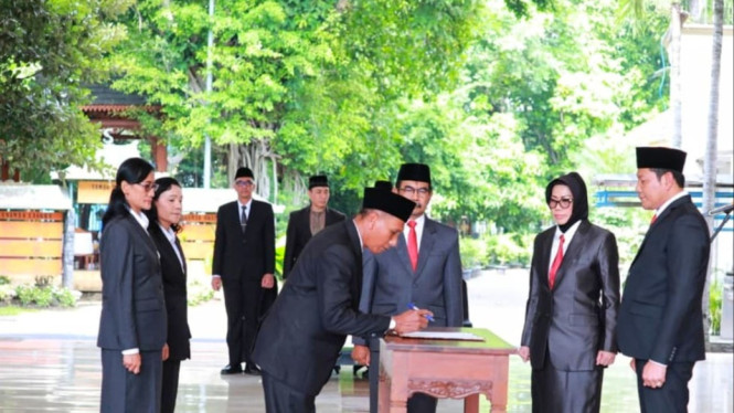 Bupati Sidoarjo Subandi melantik 260 pejabat struktural dan fungsional