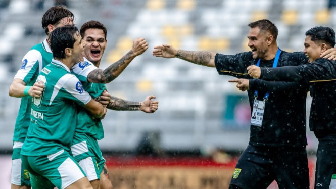 Pemain Persebaya Merayakan Gol ke Gawang Malut United.