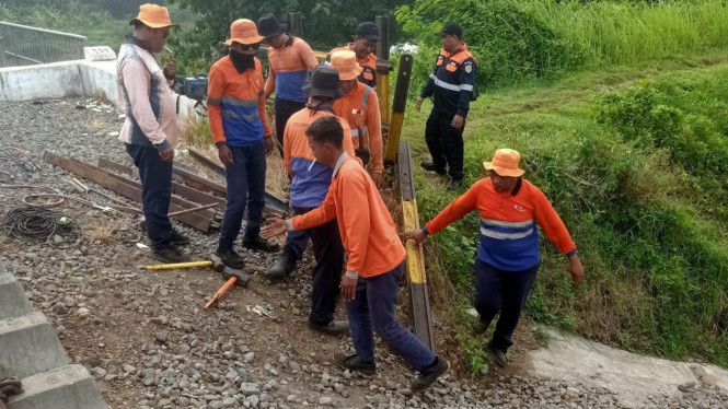 Proses penutupan perlintasan liar.