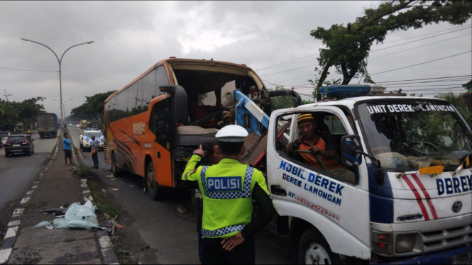 Evakuasi bus kecelakaan di Lamongan.