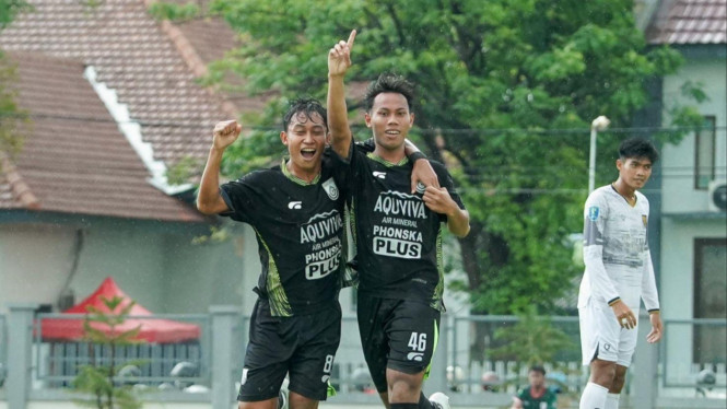 Selebrasi gol pemain Gresik United ke gawang Waanal Brothers Papua