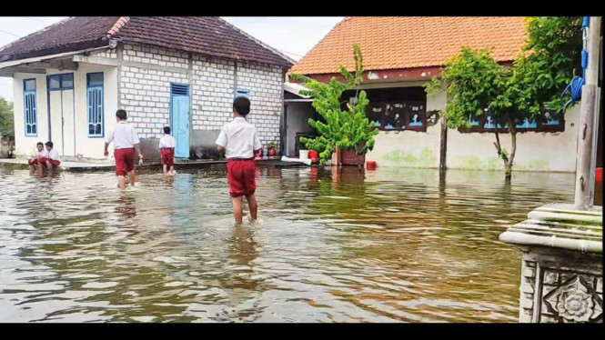 Sekolah Dasar Terendam Banjir.