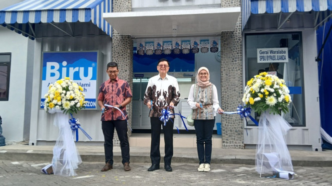 Peluncuran depo air minum kontainer Biru