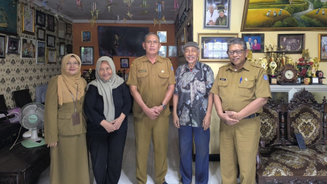 Cak Kartolo bersama pejabat Dispusip Surabaya.