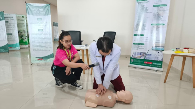 TC RS Ubaya melatih warga beri pertolongan pertama laka.