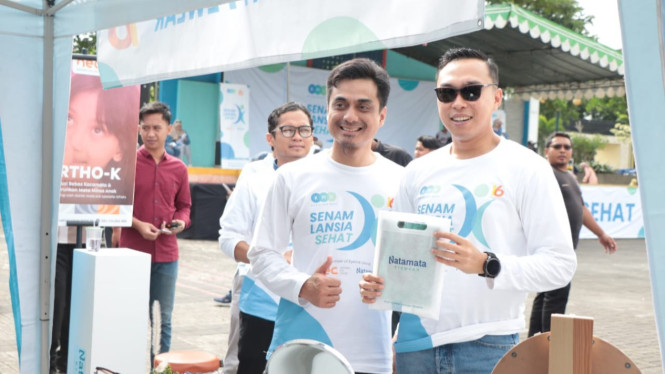 Wakil Bupati Lamongan Dirham Akbar Aksara saat mencoba kacamata